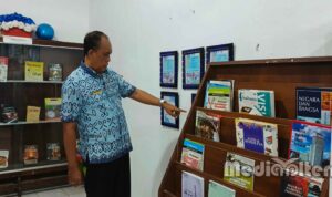 Picsart_26-07-16_16-36-57-525 Kepala Sekolah Jemmy James Jeremias saat berada di Perpustakaan. (dok.alternatif)