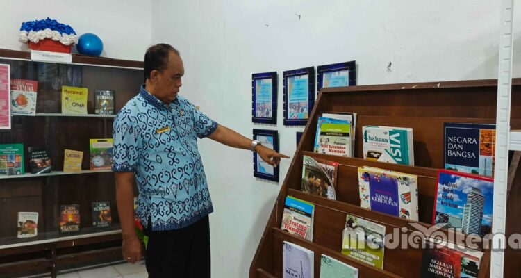 Kepala Sekolah Jemmy James Jeremias saat berada di Perpustakaan. (dok.alternatif)