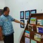 Kepala Sekolah Jemmy James Jeremias saat berada di Perpustakaan. (dok.alternatif)