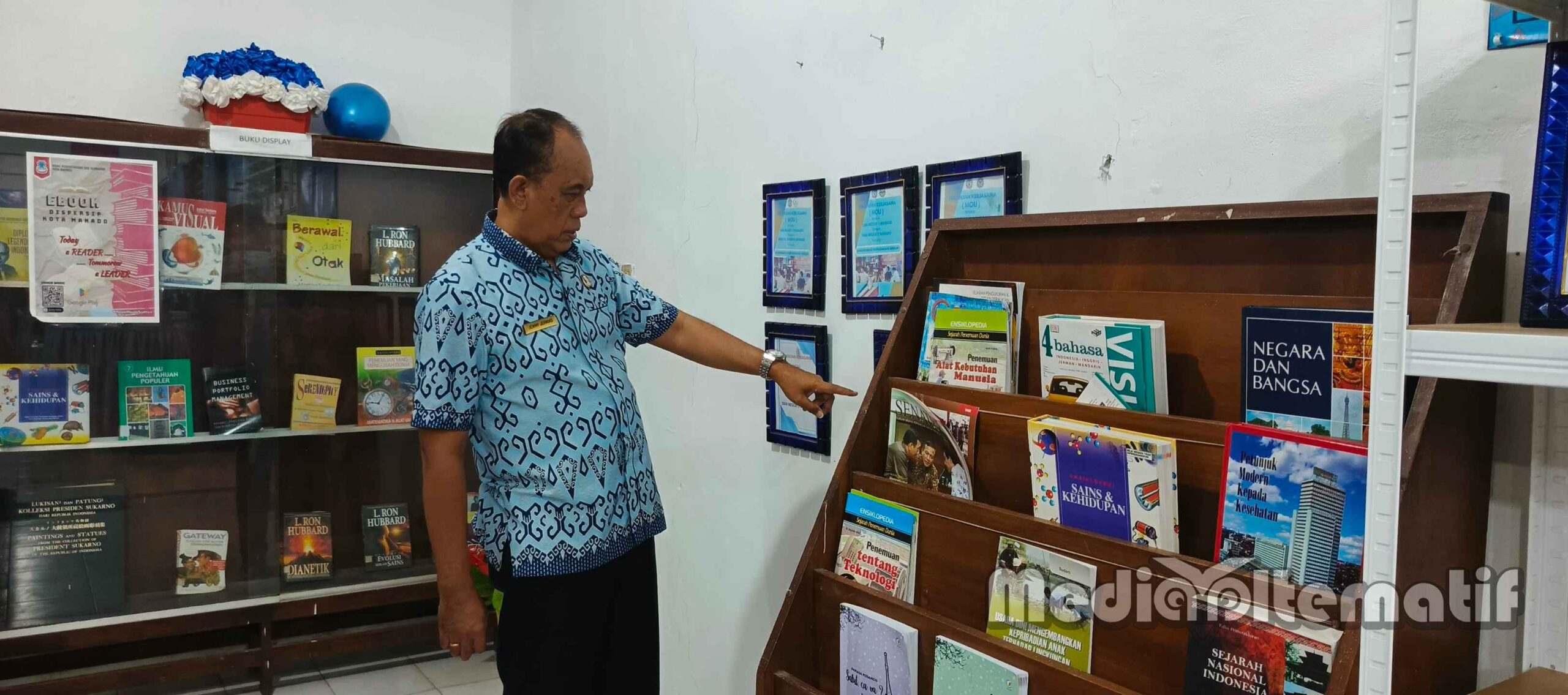 Kepala Sekolah Jemmy James Jeremias saat berada di Perpustakaan. (dok.alternatif)