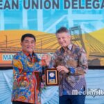 Duta Besar Uni Eropa untuk Indonesia, Denis Chaibi (ka) ‎memberikan cinderamata kepada Gubernur Sulawesi Utara, Bapak Mayjen ‎TNI (Purn) Yulius Selvanus, SE, saat sesi penyambutan dan makan malam ‎bersama di Wisma Negara, Bumi Beringin, Manado, Jumat (17/7/2026) malam