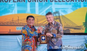 Duta Besar Uni Eropa untuk Indonesia, Denis Chaibi (ka) ‎memberikan cinderamata kepada Gubernur Sulawesi Utara, Bapak Mayjen ‎TNI (Purn) Yulius Selvanus, SE, saat sesi penyambutan dan makan malam ‎bersama di Wisma Negara, Bumi Beringin, Manado, Jumat (17/7/2026) malam