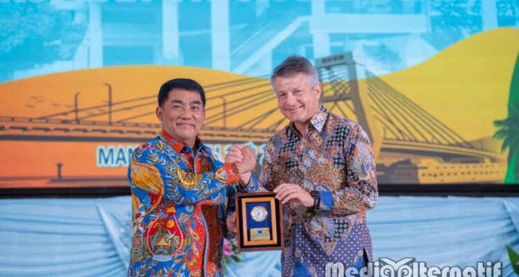 Duta Besar Uni Eropa untuk Indonesia, Denis Chaibi (ka) ‎memberikan cinderamata kepada Gubernur Sulawesi Utara, Bapak Mayjen ‎TNI (Purn) Yulius Selvanus, SE, saat sesi penyambutan dan makan malam ‎bersama di Wisma Negara, Bumi Beringin, Manado, Jumat (17/7/2026) malam