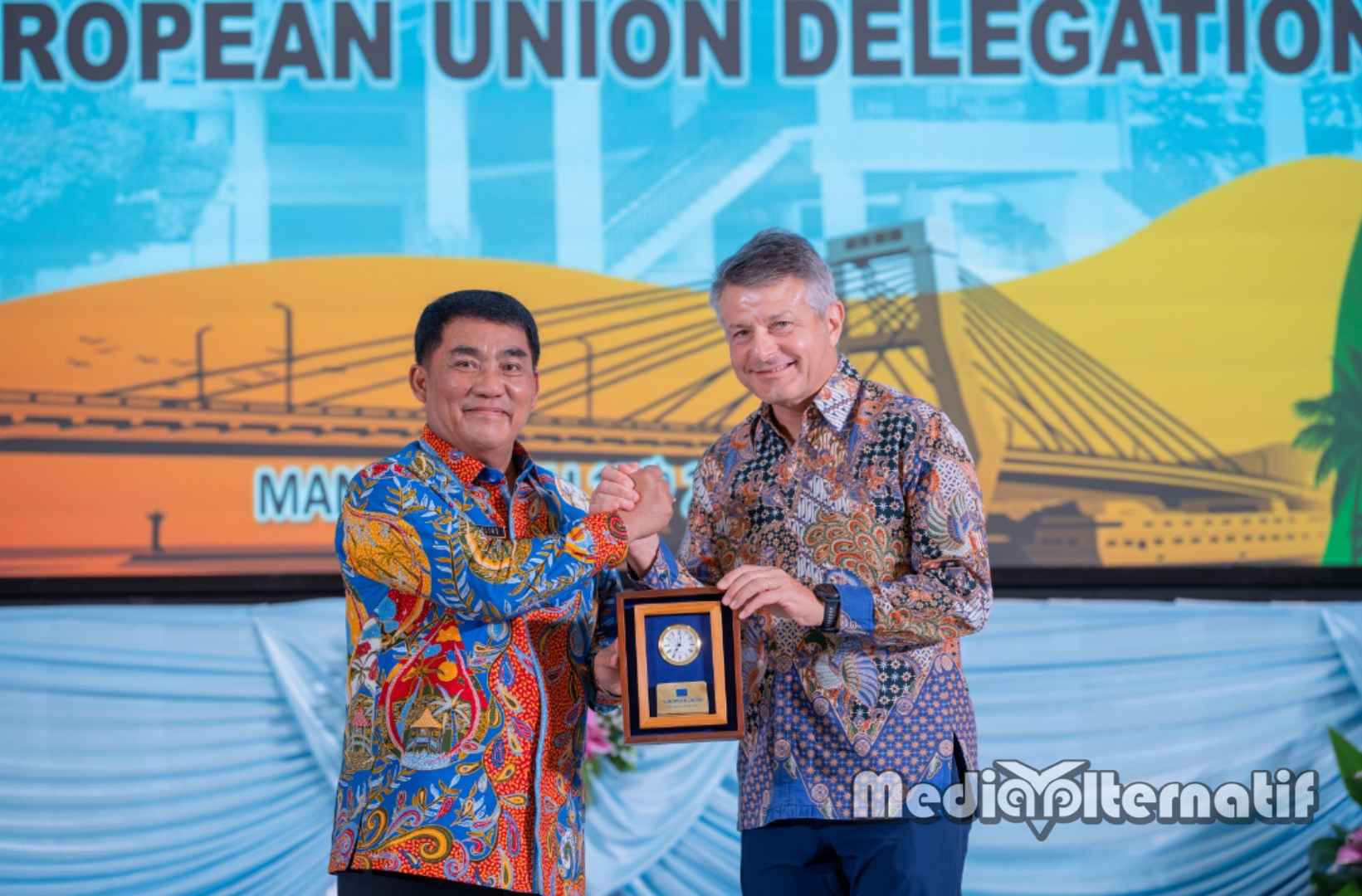 Duta Besar Uni Eropa untuk Indonesia, Denis Chaibi (ka) ‎memberikan cinderamata kepada Gubernur Sulawesi Utara, Bapak Mayjen ‎TNI (Purn) Yulius Selvanus, SE, saat sesi penyambutan dan makan malam ‎bersama di Wisma Negara, Bumi Beringin, Manado, Jumat (17/7/2026) malam