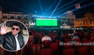 Picsart_26-07-19_23-21-27-867 Suasana sebelum kick-off laga final Piala Dunia 2026 di Lapangan Basket Mega Mas Manado, Minggu (19/7/2026) malam. (dok/grafis : mediaalternatif)