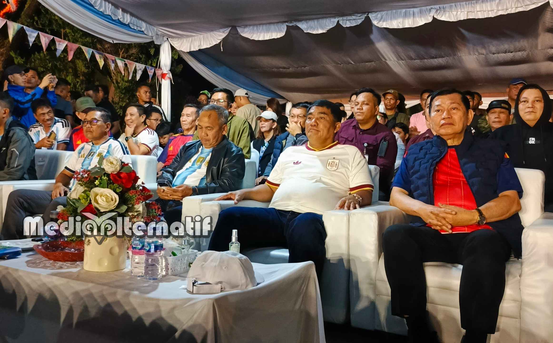 Gubernur dan Forkopimda saat nonton bareng Final Piala Dunia 2026, di Lapangan Basket Mega Mas Manado, Senin (20/7/2026). ‎(dok.mediaalternatif)