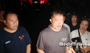 ‎Wakil Wali Kota Manado Richard Sualang saat meninjau lokasi kebakaran yang menghanguskan permukiman warga di Kelurahan Wanea Lingkungan I, Rabu (29/7/2026) malam. (dok.mediaalternatif)