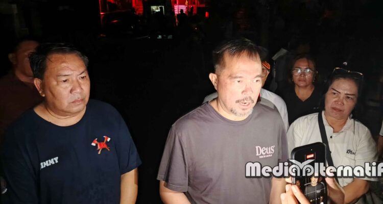 ‎Wakil Wali Kota Manado Richard Sualang saat meninjau lokasi kebakaran yang menghanguskan permukiman warga di Kelurahan Wanea Lingkungan I, Rabu (29/7/2026) malam. (dok.mediaalternatif)