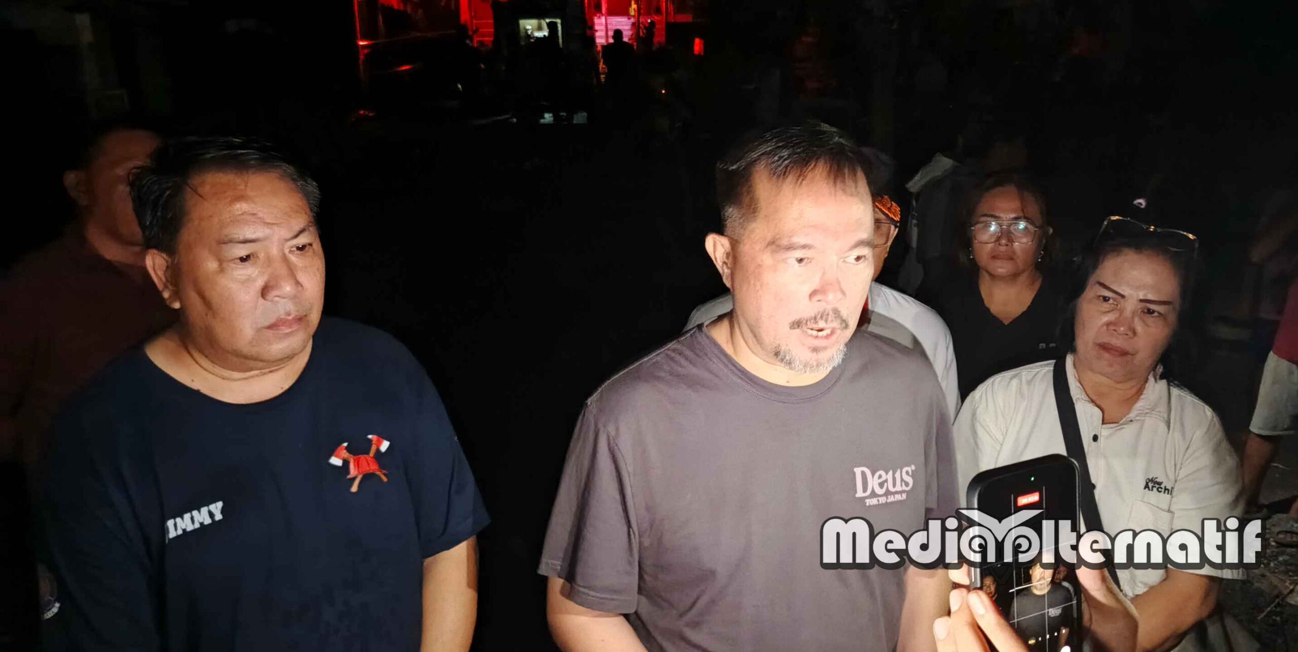 ‎Wakil Wali Kota Manado Richard Sualang saat meninjau lokasi kebakaran yang menghanguskan permukiman warga di Kelurahan Wanea Lingkungan I, Rabu (29/7/2026) malam. (dok.mediaalternatif)