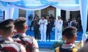Gubernur YSK saat membacakan sambutan di Upacara Hari Bhayangkara ke 80, halaman Mapolda Sulut, Rabu (1/7/2026)