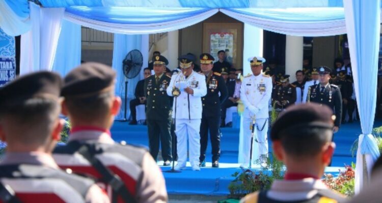 Gubernur YSK saat membacakan sambutan di Upacara Hari Bhayangkara ke 80, halaman Mapolda Sulut, Rabu (1/7/2026)