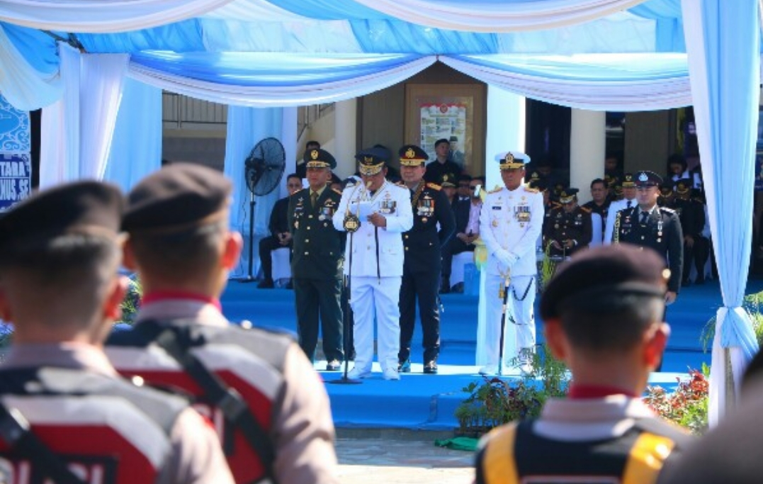 Gubernur YSK saat membacakan sambutan di Upacara Hari Bhayangkara ke 80, halaman Mapolda Sulut, Rabu (1/7/2026)