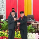 Palu sidang diserahkan secara resmi oleh Ketua DPRD sebelumnya, Ferdy Sondakh, kepada Denny Roy Tampi sebagai simbol estafet kepemimpinan lembaga legislatif. (dok.istimewa)
