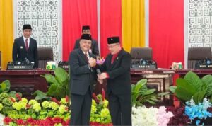 Palu sidang diserahkan secara resmi oleh Ketua DPRD sebelumnya, Ferdy Sondakh, kepada Denny Roy Tampi sebagai simbol estafet kepemimpinan lembaga legislatif. (dok.istimewa)