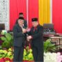 Palu sidang diserahkan secara resmi oleh Ketua DPRD sebelumnya, Ferdy Sondakh, kepada Denny Roy Tampi sebagai simbol estafet kepemimpinan lembaga legislatif. (dok.istimewa)
