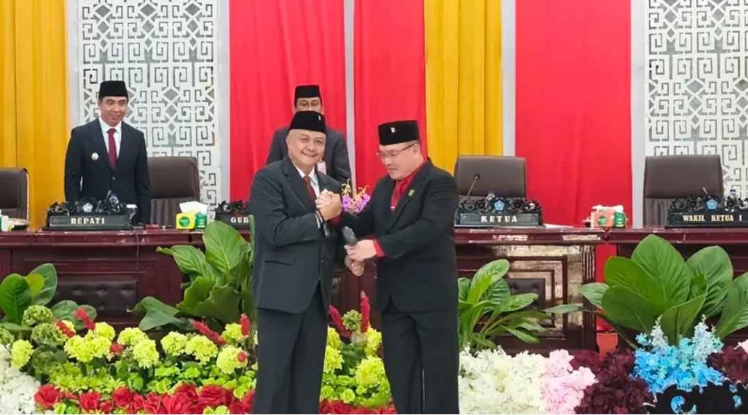 Palu sidang diserahkan secara resmi oleh Ketua DPRD sebelumnya, Ferdy Sondakh, kepada Denny Roy Tampi sebagai simbol estafet kepemimpinan lembaga legislatif. (dok.istimewa)