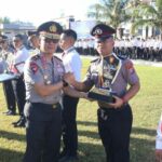 Wakapolda Sulut Brigjen Pol Awi Setiyono menyerahkan piala dan hadiah kepada para pemenang berbagai lomba yang telah digelar untuk memeriahkan peringatan Hari Bhayangkara ke-80.