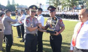 Screenshot_20260706-191630 Wakapolda Sulut Brigjen Pol Awi Setiyono menyerahkan piala dan hadiah kepada para pemenang berbagai lomba yang telah digelar untuk memeriahkan peringatan Hari Bhayangkara ke-80.