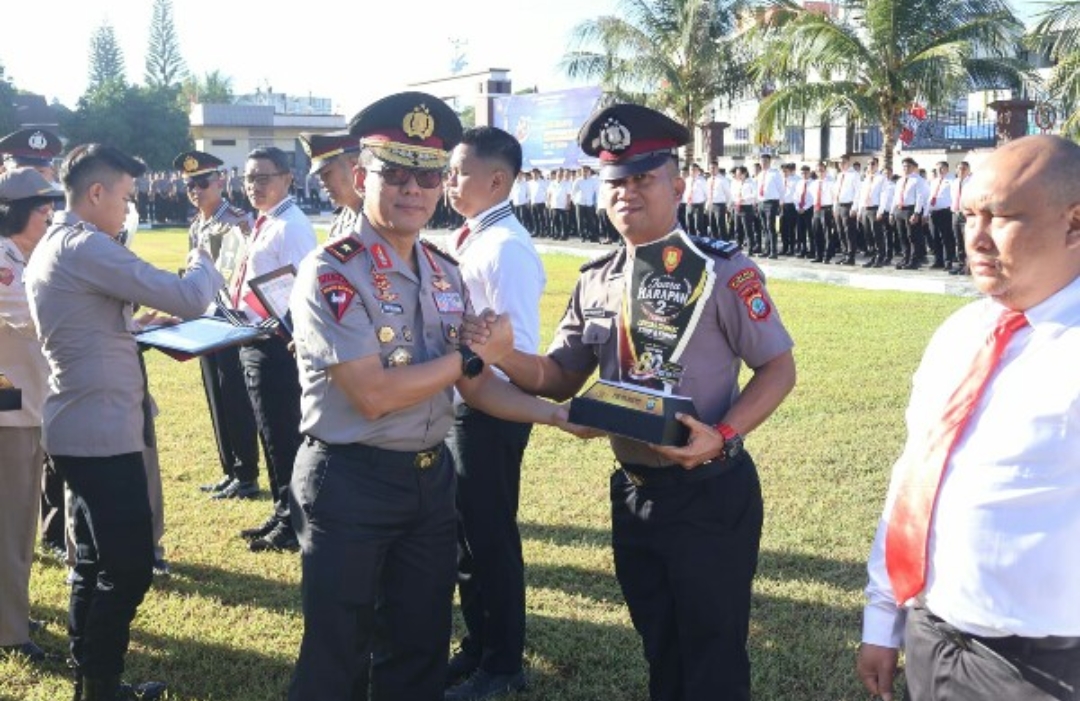 Wakapolda Sulut Brigjen Pol Awi Setiyono menyerahkan piala dan hadiah kepada para pemenang berbagai lomba yang telah digelar untuk memeriahkan peringatan Hari Bhayangkara ke-80.