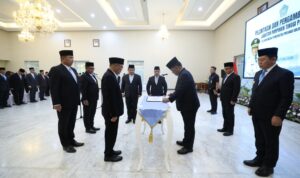 ‎Gubernur Sulawesi Utara, Mayjen TNI (Purn) Yulius Selvanus, resmi melantik dan mengambil sumpah janji tiga Pejabat Tinggi Pratama (Eselon II) di Wisma Negara Bumi Beringin, Manado, pada Selasa (7/7/2026) malam.