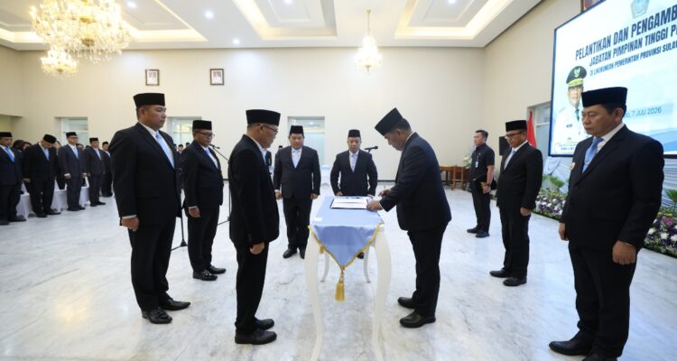 ‎Gubernur Sulawesi Utara, Mayjen TNI (Purn) Yulius Selvanus, resmi melantik dan mengambil sumpah janji tiga Pejabat Tinggi Pratama (Eselon II) di Wisma Negara Bumi Beringin, Manado, pada Selasa (7/7/2026) malam.