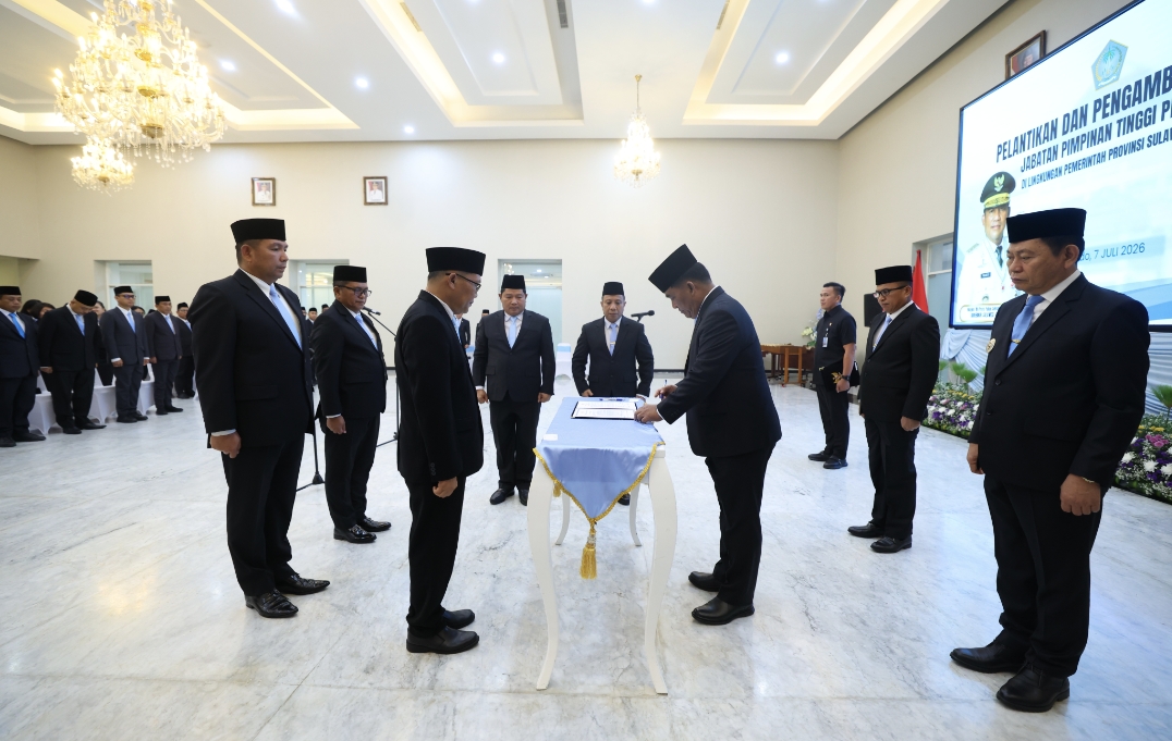 ‎Gubernur Sulawesi Utara, Mayjen TNI (Purn) Yulius Selvanus, resmi melantik dan mengambil sumpah janji tiga Pejabat Tinggi Pratama (Eselon II) di Wisma Negara Bumi Beringin, Manado, pada Selasa (7/7/2026) malam.