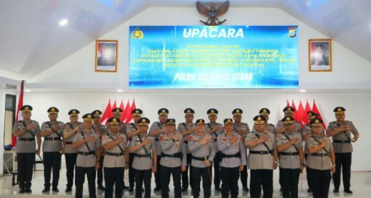 Foto bersama usai Serah Terima Jabatan (Sertijab) jajaran Pejabat Utama (PJU) dan sejumlah Kapolres.