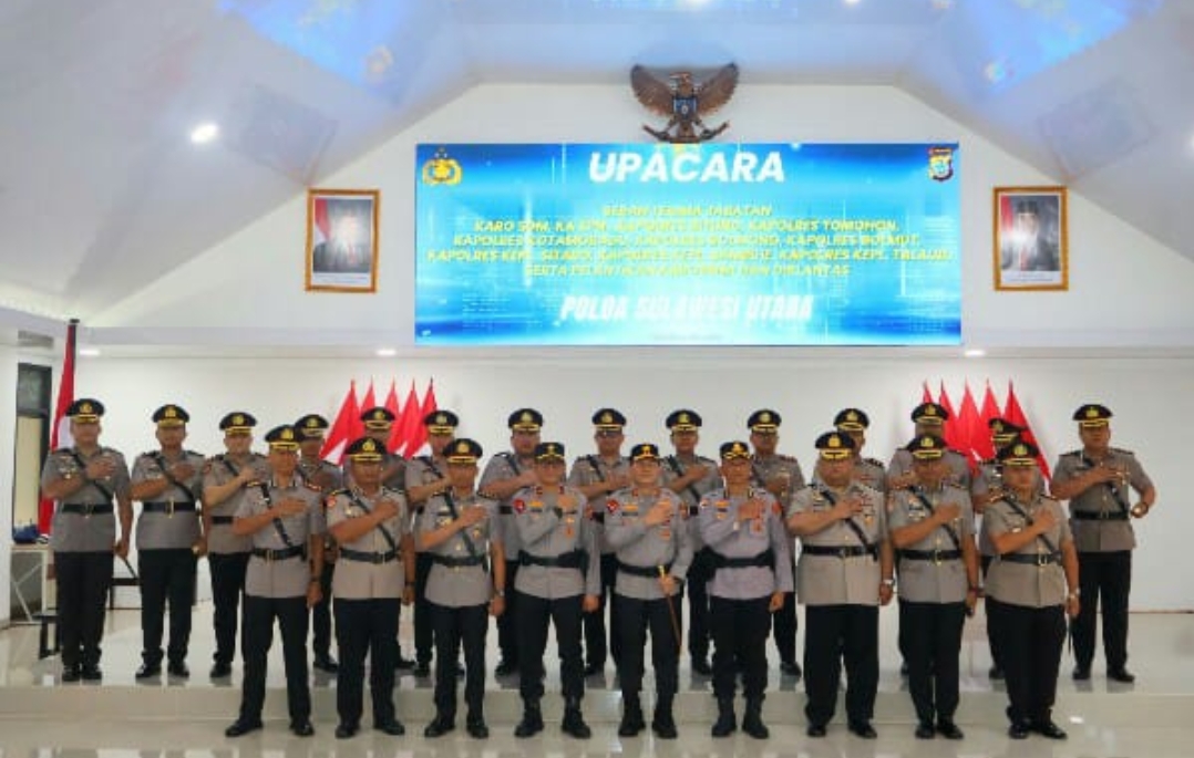 Foto bersama usai Serah Terima Jabatan (Sertijab) jajaran Pejabat Utama (PJU) dan sejumlah Kapolres.