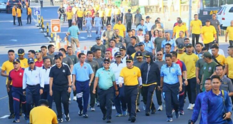 Olahraga dan jalan sehat bersama jajaran TNI, Polri, dan Forkopimda Sulawesi Utara. ‎(dok.humas polda sulut)