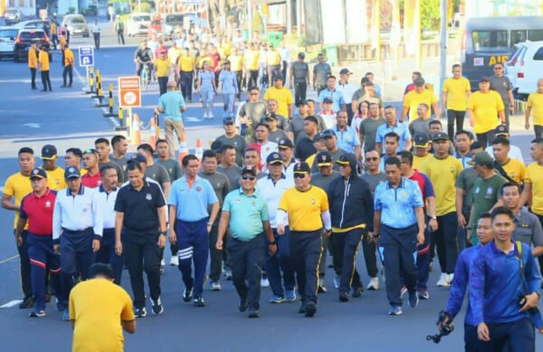 Olahraga dan jalan sehat bersama jajaran TNI, Polri, dan Forkopimda Sulawesi Utara. ‎(dok.humas polda sulut)
