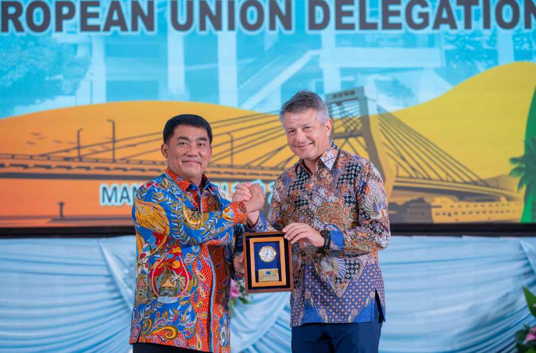 Duta Besar Uni Eropa untuk Indonesia, Bapak Denis Chaibi (ka)memberikan cinderamata kepada Gubernur Sulawesi Utara, Bapak Mayjen TNI (Purn) Yulius Selvanus, SE, saat sesi penyambutan dan makan malam bersama di Gedung Graha Gubernuran Bumi Beringin, Kota Manado atas kunjungan Delegasi Eropa untuk meninjau program kerja sama dengan Kementerian Kehutanan (Direktorat Jenderal Konservasi Sumber Daya Alam dan Ekosistem), yang didanai oleh Uni Eropa melalui Bank Pembangunan Jerman (KfW), berkolaborasi dengan Wildlife Conservation Society (WCS) Indonesia Program.