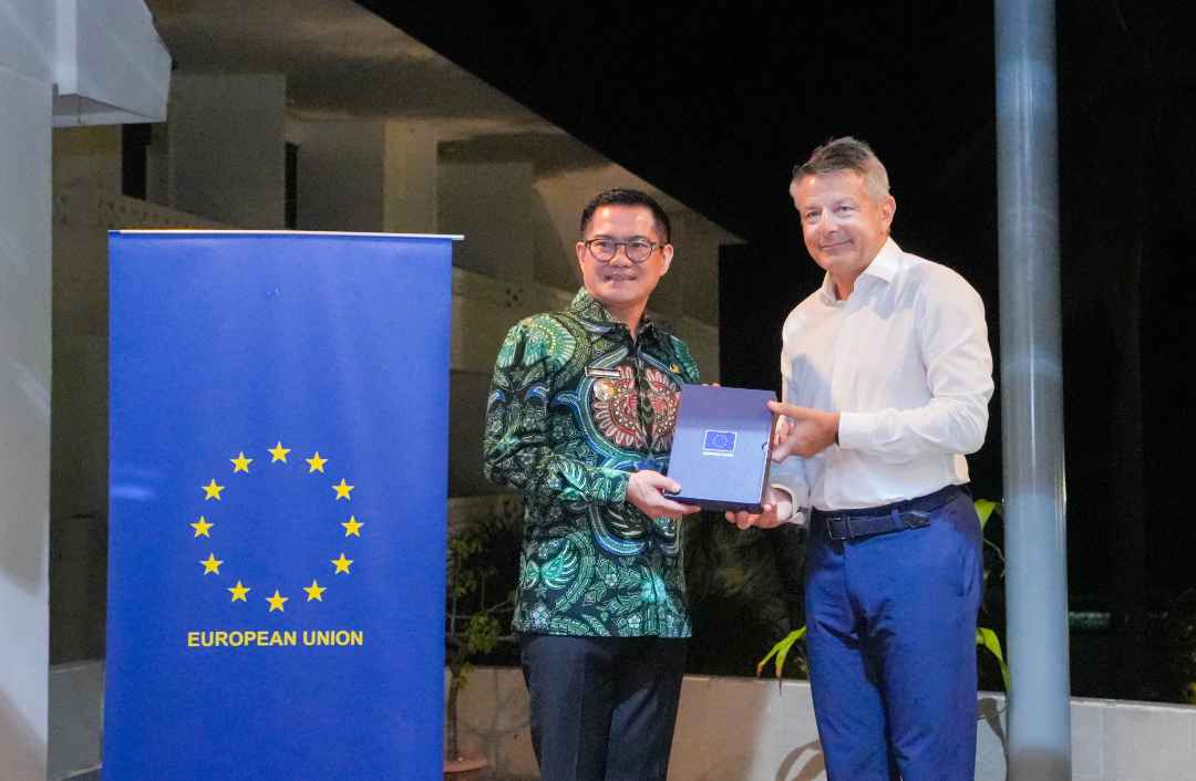 Pemberian cenderamata oleh Duta Besar Uni Eropa untuk Indonesia,Denis Chaibi (ka) kepada Bupati Minahasa Utara, Dr . Joune James Esau Ganda (ki) sebagai bentuk penghargaan atas dukungan yang diberikan oleh Pemerintah Daerah Minahasa Utara dalam pelestarian keanekaragaman laut dan ekonomi biru