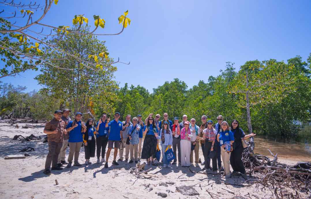 Kunjungan Delegasi Eropa ke Hutan Mangrove di Desa Bahoi, KabupatenMinahasa Utara untuk meninjau hasil program kerja sama, sekaligus melihat langsung peran mangrove sebagai pelindung pesisir dan penopang kehidupan masyarakat setempat.