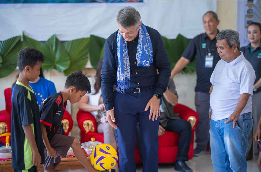 Momen hangat Duta Besar Uni Eropa untuk Indonesia, Bapak DenisChaibi, memberikan cinderamata bola untuk anak-anak Desa Bahoi, Minahasa Utara, di sela-sela kunjungan lapangan program kerja sama pelestarian ekosistem pesisir atas program kerja sama dengan Kementerian Kehutanan (Direktorat Jenderal Konservasi Sumber Daya Alam dan Ekosistem), didanai oleh Uni Eropa melalui Bank Pembangunan Jerman (KfW), berkolaborasi dengan Wildlife Conservation Society (WCS) Indonesia Program.