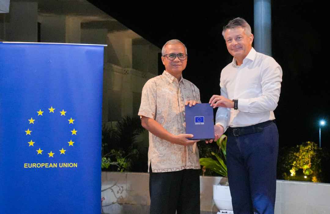 Pemberian cenderamata oleh Duta Besar Uni Eropa untuk Indonesia,Denis Chaibi (ka) kepada Sekretaris Direktorat Jenderal Konservasi Sumberdaya Alam dan Ekosistem (KSDAE), Kementerian KehutananRepublik Indonesia, Bapak Nandang Prihadi (ki) atas dukungan yang diberikan oleh Pemerintah Republik Indonesia melalui Kementerian Kehutanan dalam pelestarian keanekaragaman laut dan ekonomi biru