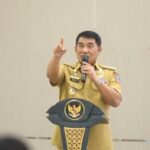 Gubernur YSK saat memberikan arahan kepada seluruh kepala SMA, SMK, dan SLB se-Sulawesi Utara. (dok.tim ysk)