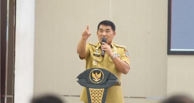 Gubernur YSK saat memberikan arahan kepada seluruh kepala SMA, SMK, dan SLB se-Sulawesi Utara. (dok.tim ysk)