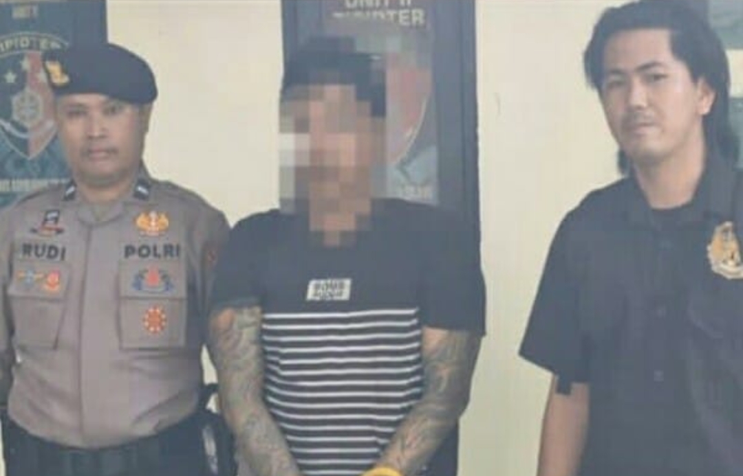 Terduga pelaku berinisial AM diamankan setelah diduga melakukan tindak pidana rudapaksa terhadap seorang remaja putri berusia 15 tahun di Kecamatan Beo, Kabupaten Kepulauan Talaud, pada Februari 2026.