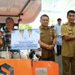 Gubernur Sulawesi Utara, Mayjen TNI (Purn.) Yulius Selvanus, SE, menyerahkan lima unit alat dan mesin pertanian (alsintan) serta bantuan benih jagung sebanyak 43 ton untuk pengembangan lahan seluas 2.910 hektare di Kabupaten Minahasa. (grafis:mediaalternatif)