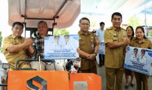 Gubernur Sulawesi Utara, Mayjen TNI (Purn.) Yulius Selvanus, SE, menyerahkan lima unit alat dan mesin pertanian (alsintan) serta bantuan benih jagung sebanyak 43 ton untuk pengembangan lahan seluas 2.910 hektare di Kabupaten Minahasa. (grafis:mediaalternatif)