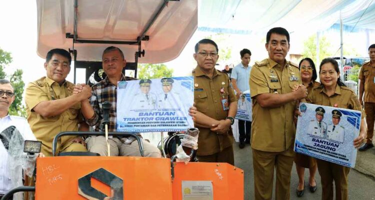 Gubernur Sulawesi Utara, Mayjen TNI (Purn.) Yulius Selvanus, SE, menyerahkan lima unit alat dan mesin pertanian (alsintan) serta bantuan benih jagung sebanyak 43 ton untuk pengembangan lahan seluas 2.910 hektare di Kabupaten Minahasa. (grafis:mediaalternatif)