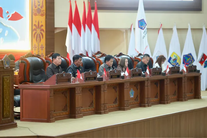 Gubernur Yulius saat rapat paripurna DPRD Sulut dalam agenda Perubahan Kebijakan Umum Anggaran (KUA) dan Prioritas Plafon Anggaran Sementara (PPAS) Tahun Anggaran 2026.(dok.istimewa)