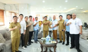 Pordasi Sulut bawa Piala Kejurnas Pacuan Kuda ke Gubernur YSK (dok.ist)