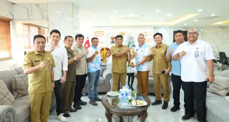 Pordasi Sulut bawa Piala Kejurnas Pacuan Kuda ke Gubernur YSK (dok.ist)