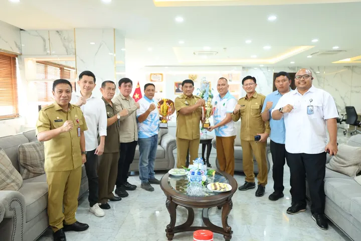 Pordasi Sulut bawa Piala Kejurnas Pacuan Kuda ke Gubernur YSK (dok.ist)