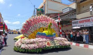 FB_IMG_1786244355806 Float Bank SulutGo (BSG) berbentuk burung merak raksasa dengan perpaduan warna merah muda, putih, ungu, kuning dan hijau muda melintas di depan tamu VIP dalam Tournament of Flowers (ToF) TIFF 2026 di pusat Kota Tomohon, Sabtu 8/8/2026.(dok.ist)