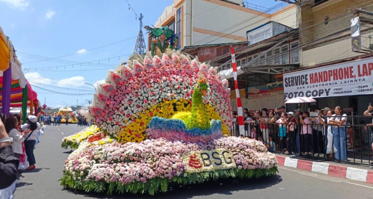 Float Bank SulutGo (BSG) berbentuk burung merak raksasa dengan perpaduan warna merah muda, putih, ungu, kuning dan hijau muda melintas di depan tamu VIP dalam Tournament of Flowers (ToF) TIFF 2026 di pusat Kota Tomohon, Sabtu 8/8/2026.(dok.ist)