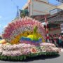 Float Bank SulutGo (BSG) berbentuk burung merak raksasa dengan perpaduan warna merah muda, putih, ungu, kuning dan hijau muda melintas di depan tamu VIP dalam Tournament of Flowers (ToF) TIFF 2026 di pusat Kota Tomohon, Sabtu 8/8/2026.(dok.ist)