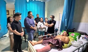 Ketua Tidar Sulut, Standius Bara Prima, S.Ikom., M.Ikom., mendampingi langsung Wali Kota Kotamobagu, dr. Weny Gaib, Sp.M., untuk menjenguk para korban kecelakaan maut ajang Drag Race yang kini tengah dirawat intensif di RSUP Prof. Dr. R. D. Kandou, Kota Manado, Rabu (12/8/2026). (Dok.ist)