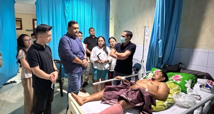 Ketua Tidar Sulut, Standius Bara Prima, S.Ikom., M.Ikom., mendampingi langsung Wali Kota Kotamobagu, dr. Weny Gaib, Sp.M., untuk menjenguk para korban kecelakaan maut ajang Drag Race yang kini tengah dirawat intensif di RSUP Prof. Dr. R. D. Kandou, Kota Manado, Rabu (12/8/2026). (Dok.ist)